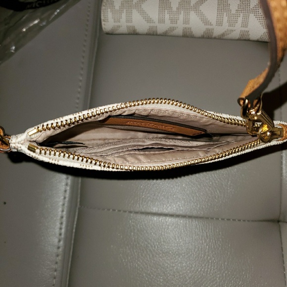 MK Jet Set Wristlet - Picture 4 of 4